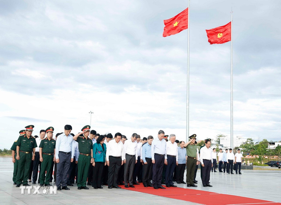 Tổng Bí thư Tô Lâm và đoàn công tác Trung ương dâng hoa, dâng hương trước tượng đài Chủ tịch Hồ Chí Minh tại Quảng trường Hồ Chí Minh - Ảnh: Thống Nhất/TTXVN