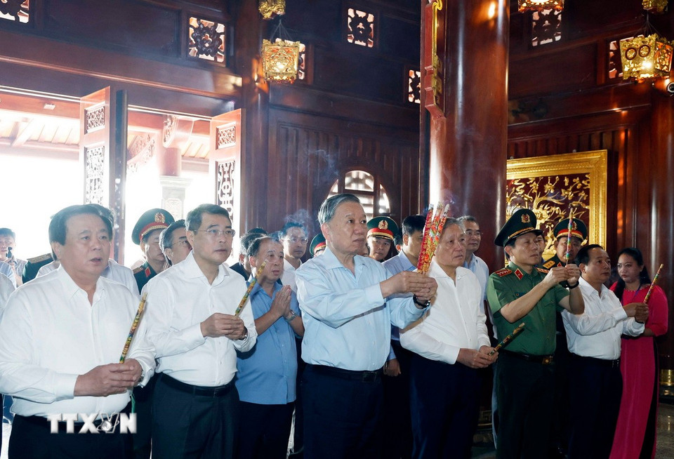 Tổng Bí thư Tô Lâm dâng hương tại Đền thờ Chủ tịch Hồ Chí Minh - Ảnh: Thống Nhất/TTXVN