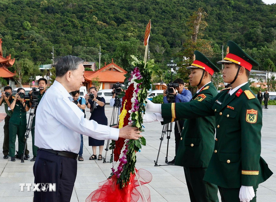 Tổng Bí thư Tô Lâm dân hoa trước tượng đài Chủ tịch Hồ Chí Minh tại Quảng trường Hồ Chí Minh - Ảnh: Thống Nhất/TTXVN