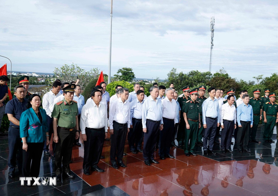 Tổng bí thư Tô Lâm và đoàn công tác Trung ương dâng hoa, dâng hương tại Nghĩa trang liệt sỹ Phú Quốc