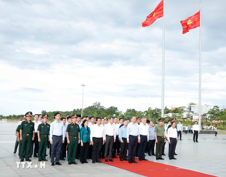 Tổng Bí thư Tô Lâm và đoàn công tác Trung ương dâng hoa, dâng hương trước tượng đài Chủ tịch Hồ Chí Minh tại Quảng trường Hồ Chí Minh - Ảnh: Thống Nhất/TTXVN