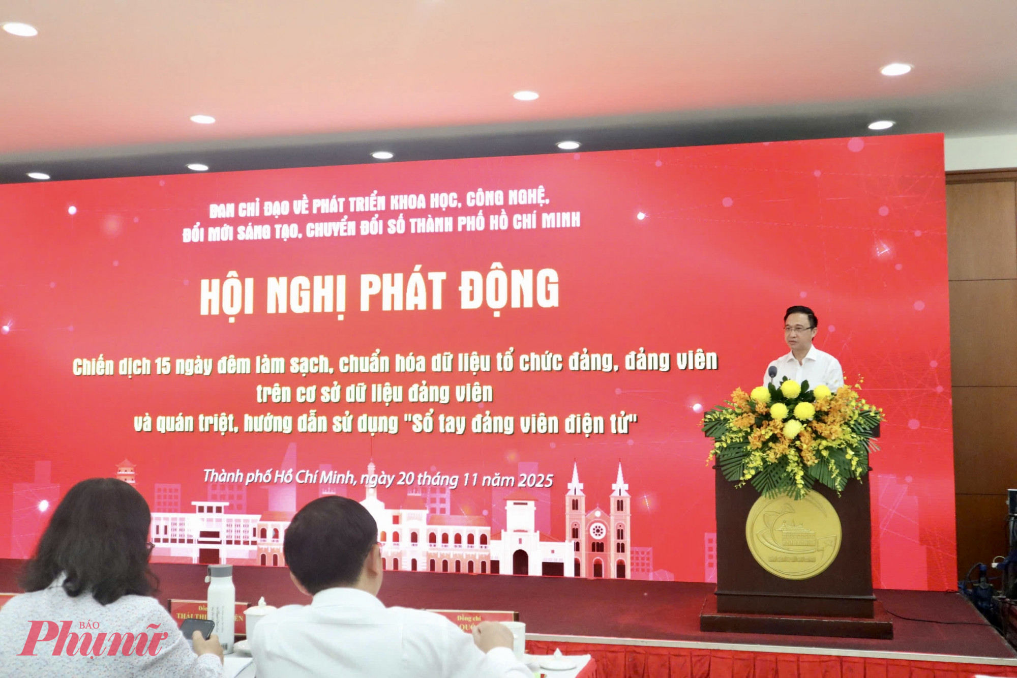 Lãnh đạo Thành ủy TPHCM chủ trì hội nghị phát động Chiến dịch 15 ngày đêm làm sạch dữ liệu - Ảnh: Thanh Tâm