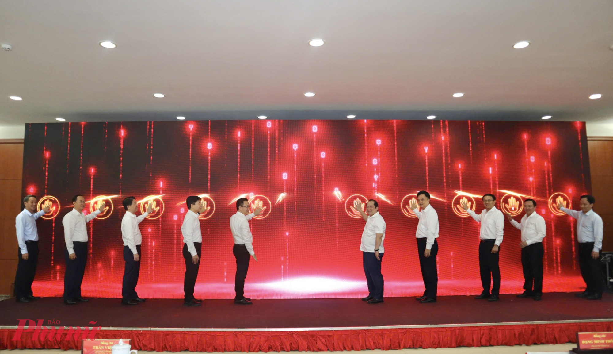 Phó bí thư Thành ủy TPHCM Đặng Minh Thông và các đại biểu thực hiện nghi thức phát động chiến dịch - Ảnh: Thanh Tâm