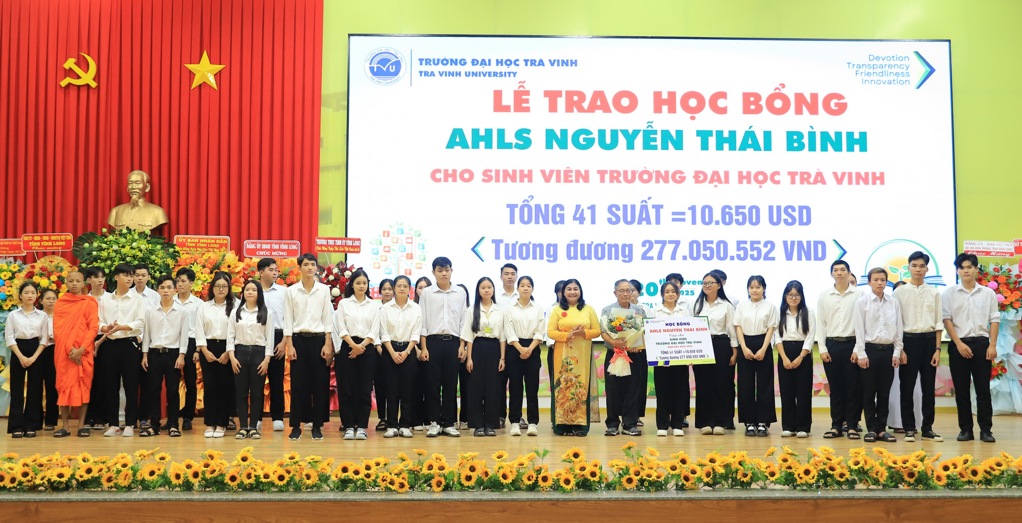 Trường đại học Trà Vinh trao 200 suất học bổng dành cho sinh viên vượt khó học giỏi