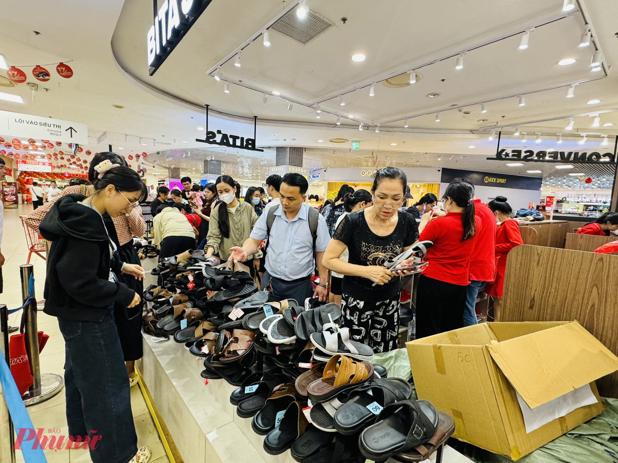 Người tiêu dùng Việt Nam dẫn đầu khu vực về mức độ lạc quan nhờ kinh tế vĩ mô ổn định, giá cả hàng hóa bình ổn - Ảnh: Thanh Hoa