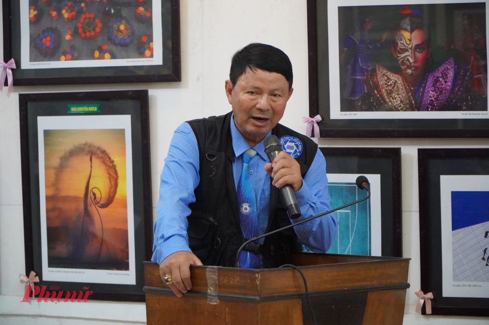 SNA Đoàn Hoài Trung, Chủ tịch Hội Nhiếp ảnh TP Hồ Chí Minh phát biểu khai mạc