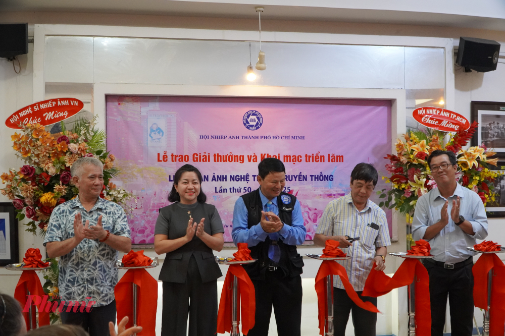 Đại diện Hội nhiếp ảnh TPHCM cắt băng khai mạc triển lãm