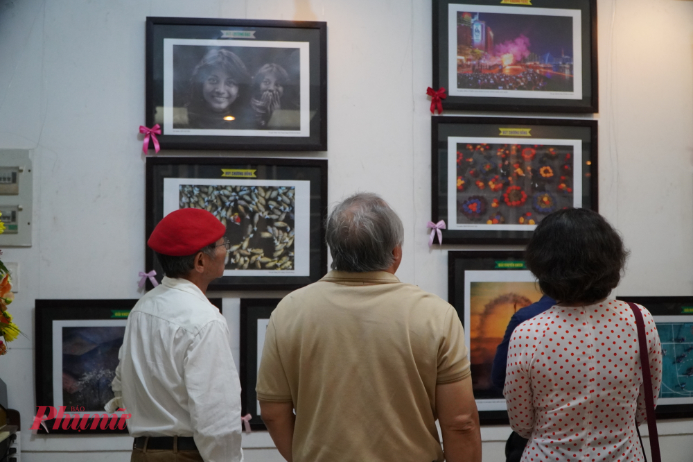 Khách tham quan ngắm các tác phẩm được giải