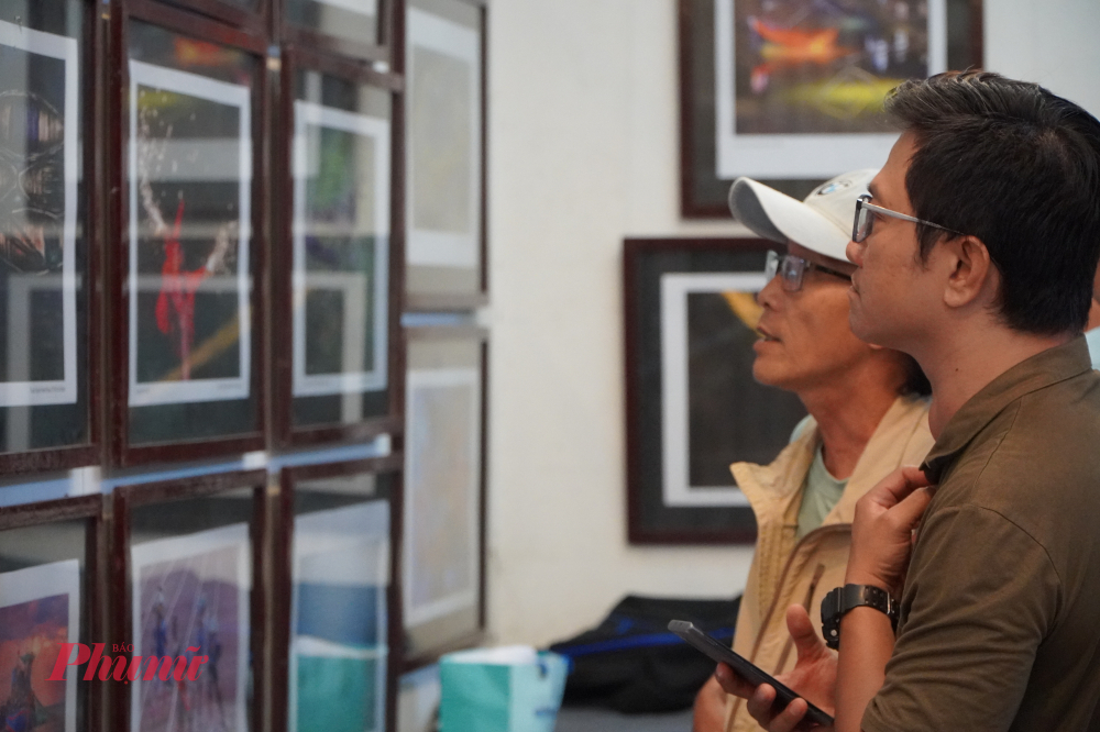 Nhiều tác phẩm của tác giả được trưng bày tại triển lãm