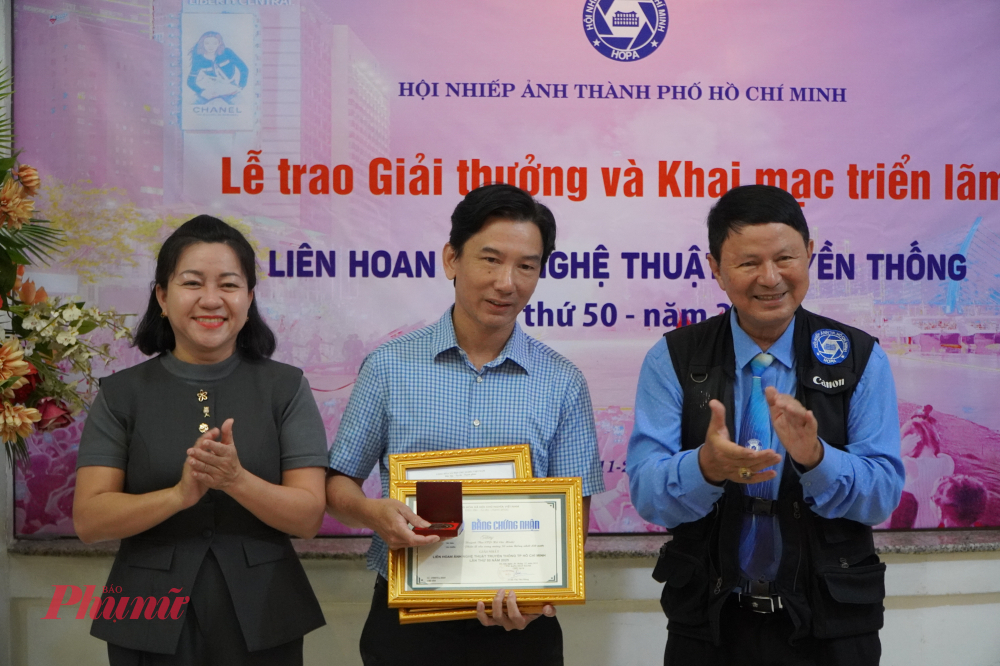 Tác giả Huỳnh Thu đạt Huy chương vàng với tác phẩm Pháo lễ rền vang mừng 50 năm thống nhất đất nước