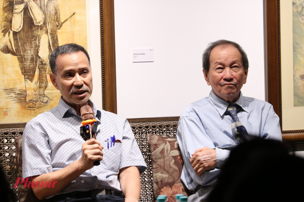 Họa sĩ Nguyễn Đức Hòa (bìa trái) và ông Nguyễn Bùi - con trai họa sĩ Tú Duyên (bìa phải) tại buổi triển lãm và ra mắt sách - Ảnh: Phương Nhã