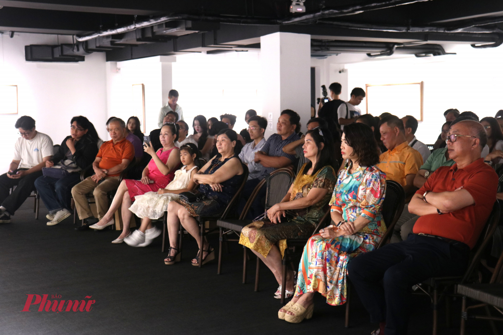 Triển lãm và ra mắt sách Tú Duyên - Thủ ấn họa thu hút nhiều khách tham dự - Ảnh: Phương Nhã