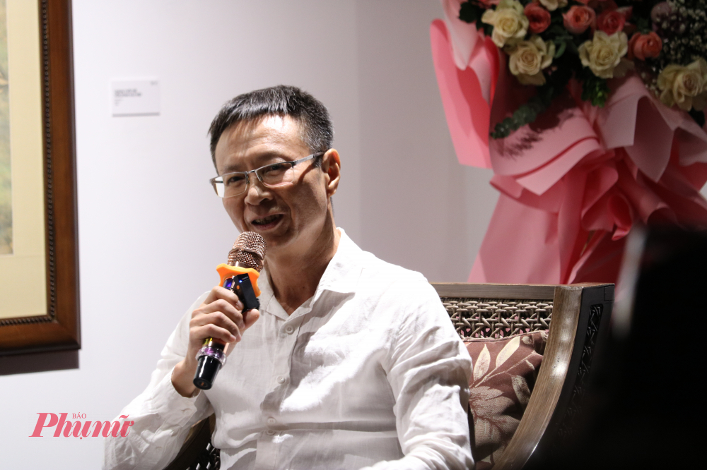 Nhà sưu tập nghệ thuật Thanh Uy chia sẻ tại buổi triển lãm tranh và ra mắt sách - Ảnh: Phương Nhã