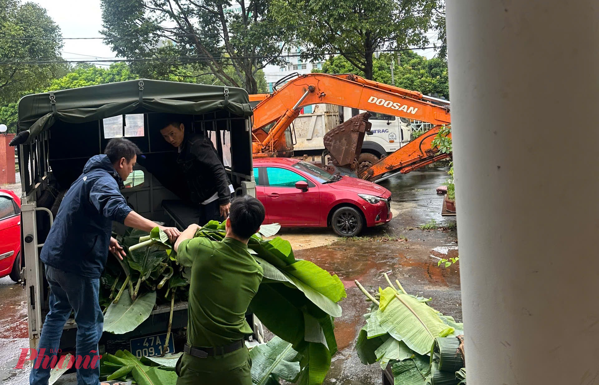 Các chiến sĩ công an tự tay chuẩn bị từng chiếc lá - Ảnh: N.H.