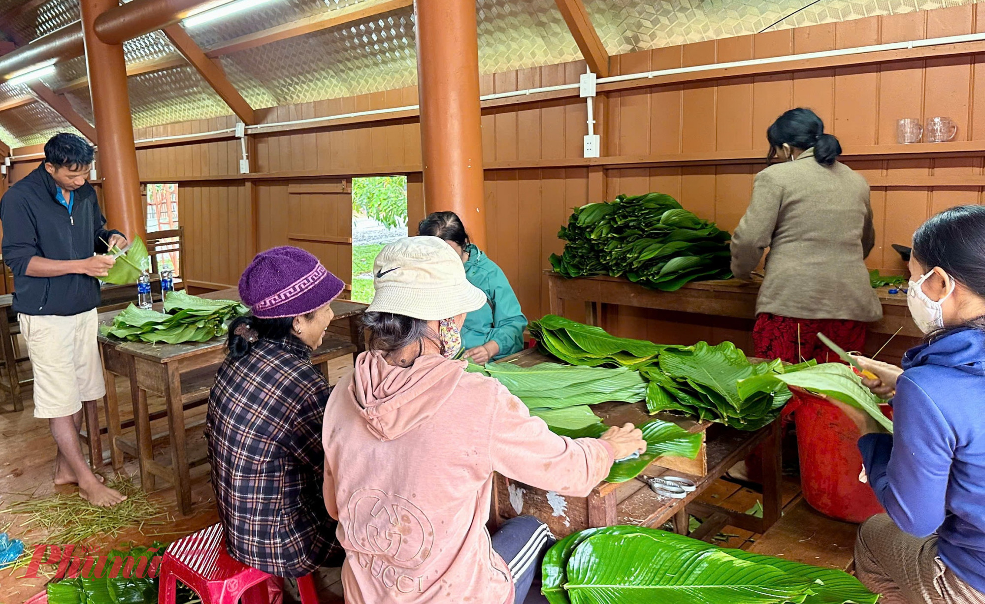 Không ai bảo ai, mỗi người tự tay chuẩn bị mọi thứ đế khẩn trương gói bánh chưng - Ảnh: N.H.
