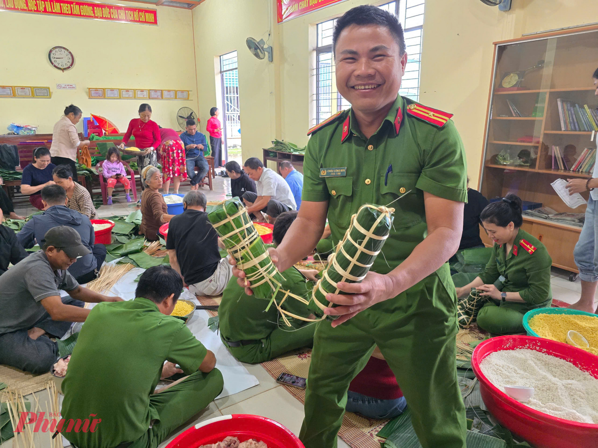 Các chiến sĩ công an không giấu được niềm vui khi gói xong những chiếc bánh nghĩa tình 