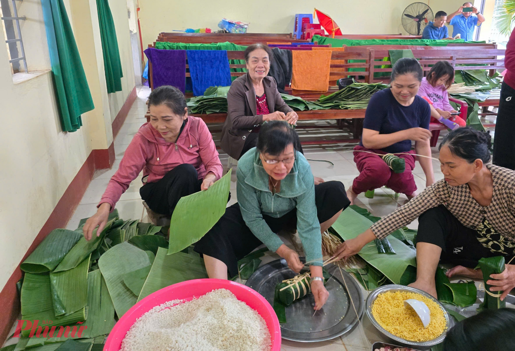 Những người phụ nữ sắp xếp công việc rồi lên hội trường tổ dân phố để cùng mọi người gói bánh chưng, bánh tét gửi xuống cho bà con”.