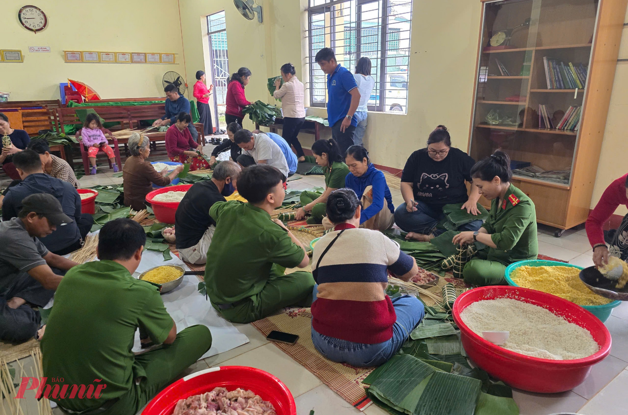 Trưa 20/11, lực lượng Công an phường Tân An (tỉnh Đắk Lắk) và người dân đang tổ chức gói bánh chưng, bánh tét để cứu trợ người dân vùng lũ lụt - Ảnh: N.H.