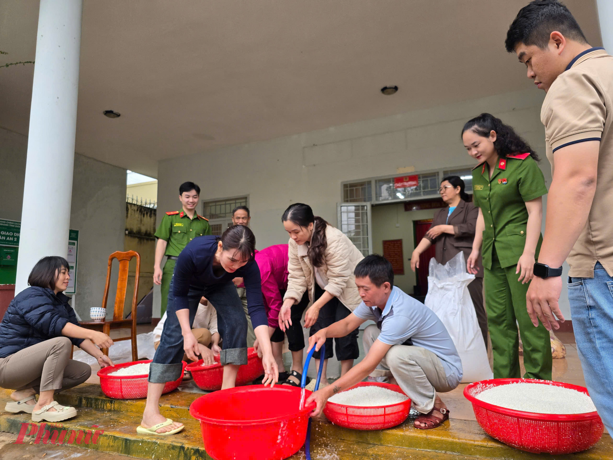 Dự kiến, phường Tân An sẽ gói 2.000 cái bánh chưng, bánh tét và huy động hơn 1.000 thùng mì tôm, khoảng 400 thùng nước suối cùng các nhu yếu phẩm khác. 