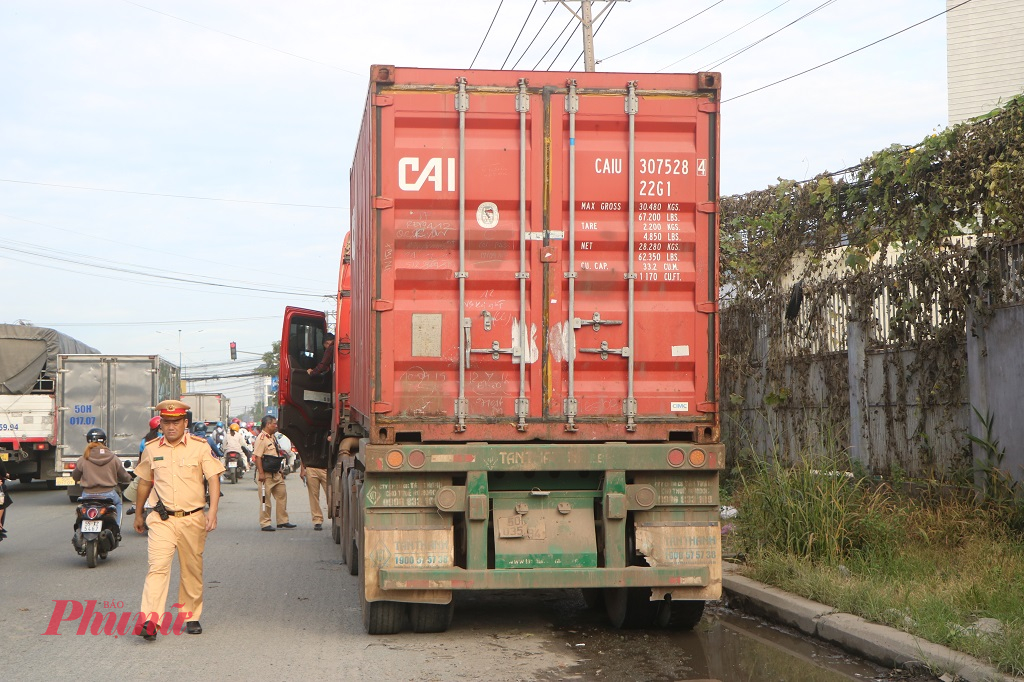 Xe đầu kéo dừng, đỗ trên đường gây tiềm ẩn nguy cơ tai nạn giao thông. Ảnh: Tuệ Nghi