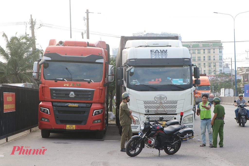 Lực lượng chức năng làm việc với tài xế. Ảnh: Tuệ Nghi