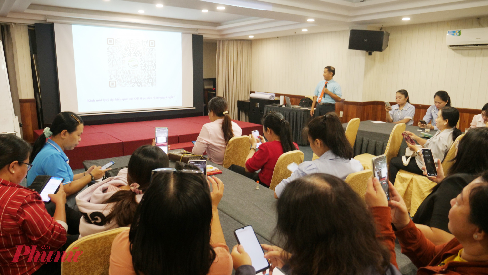 Các học viên tham gia làm khảo sát nhanh trên điện thoại 