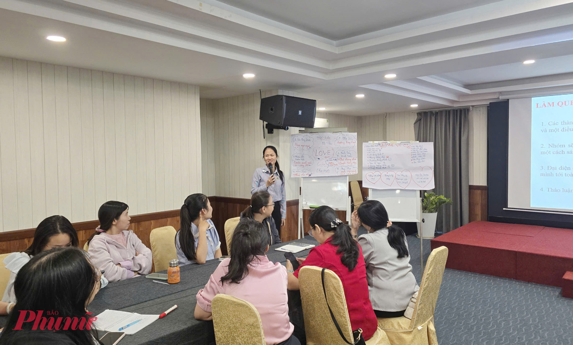 Các nhóm tự tin thể hiện phần giới thiệu thông tin nhóm tại buổi học - Ảnh: Trang Nguyễn 