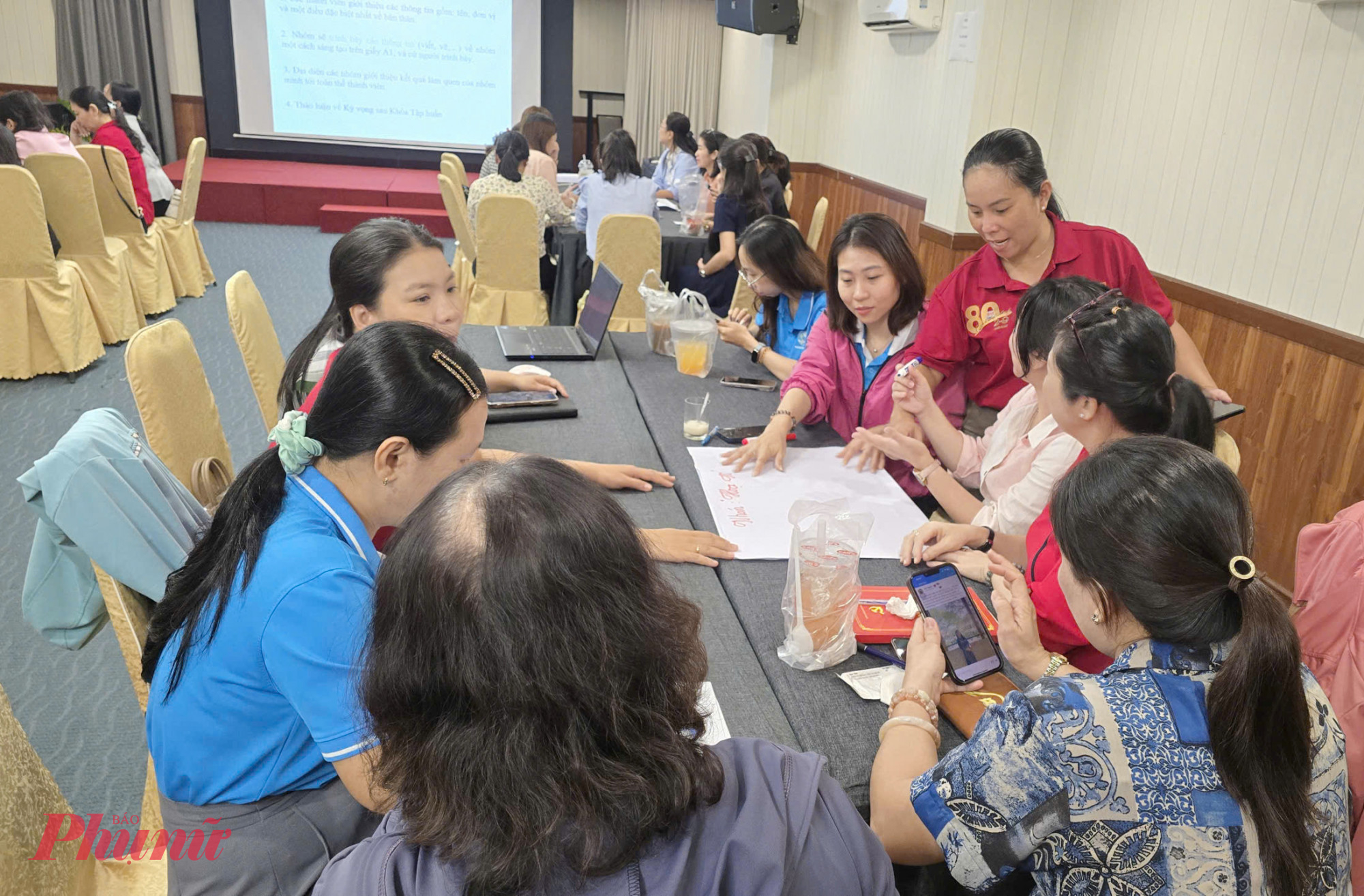 Phần làm việc khá sôi nổi trong khuôn khổ chương trình khóa học - Ảnh: Trang Nguyễn 