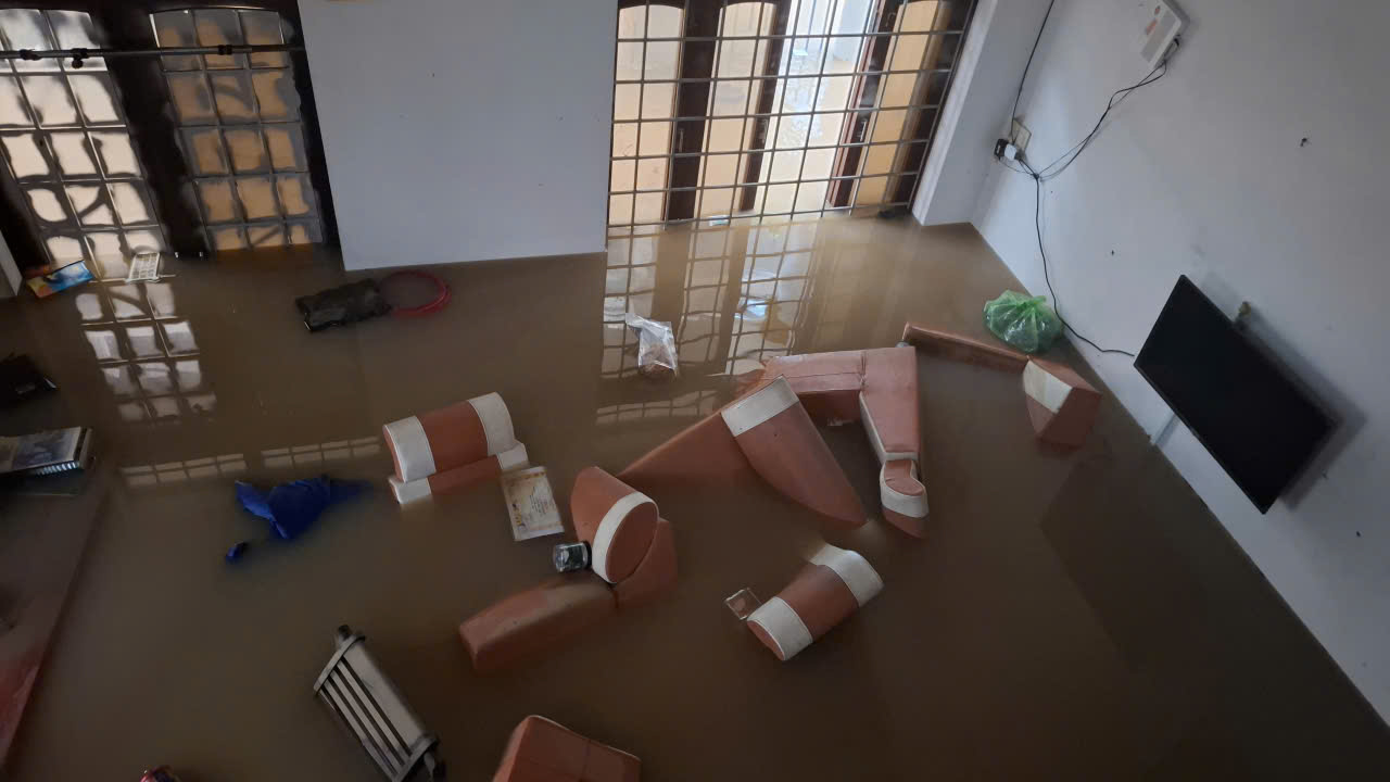 Nhà chìm 9 tiếng đồng hồ, nước vẫn chưa rút-- Ảnh: Mạnh Hoài Nam