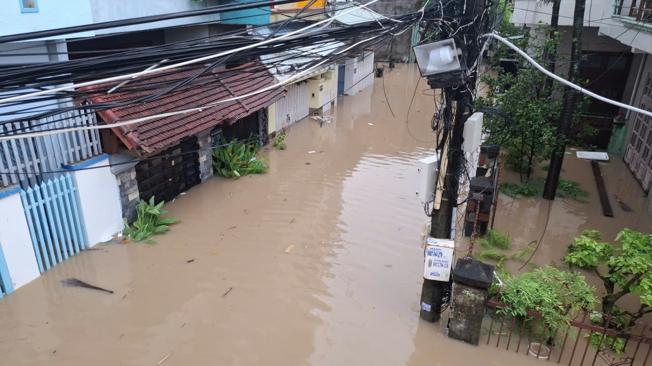 Nước ngập khu dân cư gần ga Tuy Hòa- Ảnh: Mạnh Hoài Nam