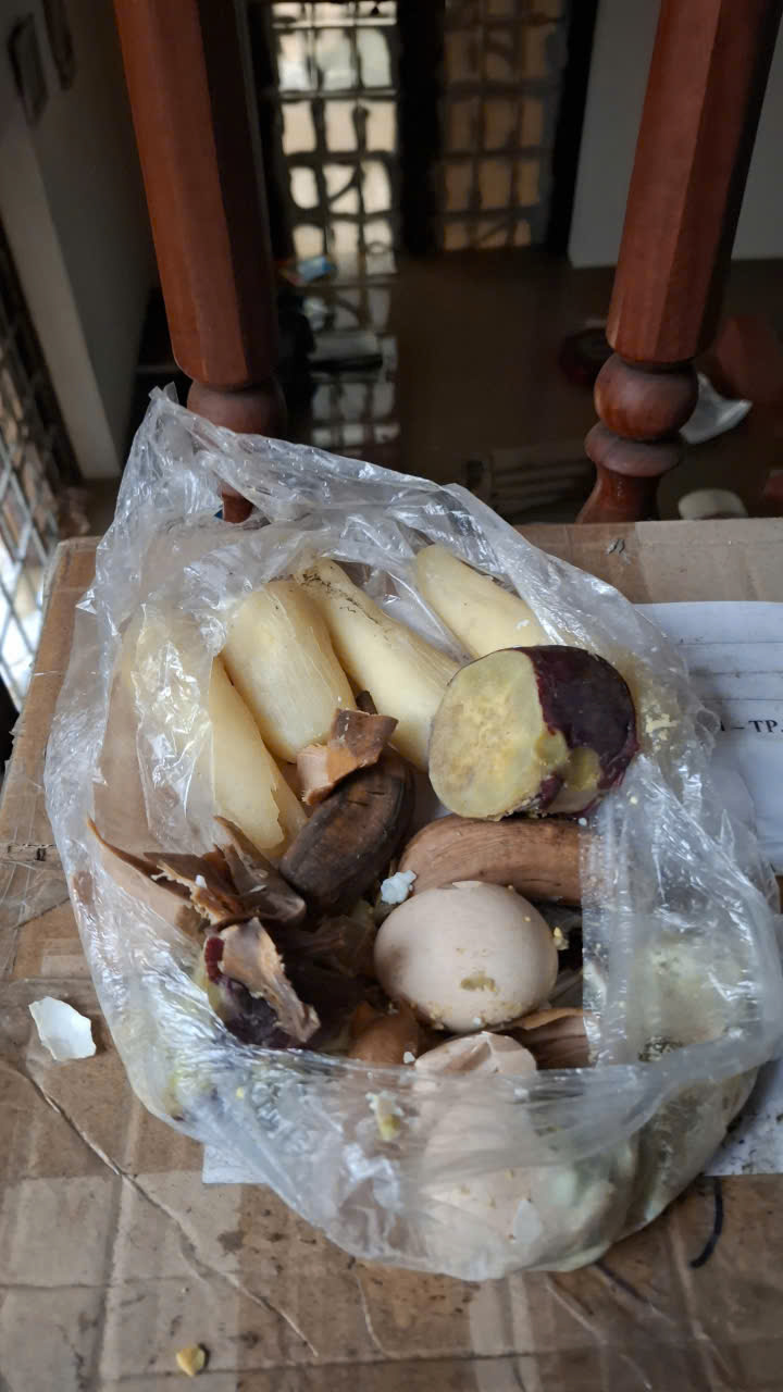 Nước ngập nhà dân ở phường Tuy Hòa chia sẻ khoai sắn ăn bữa sáng- Ảnh: Mạnh Hoài Nam