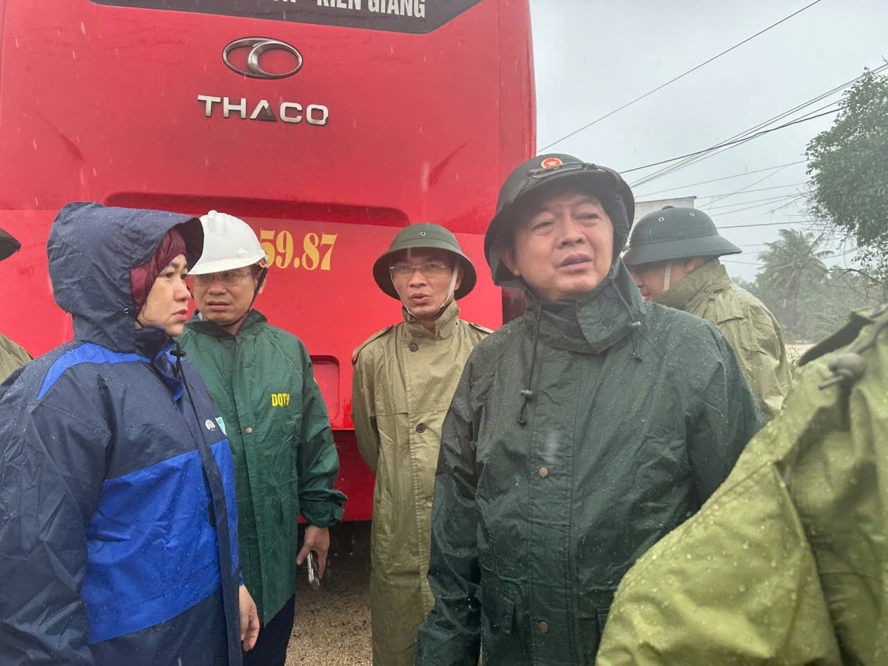 Phó Thủ tướng Hồ Quốc Dũng, kiểm tra công tác ứng phó mưa lũ tại xã Tuy An Tây -Ảnh: KC