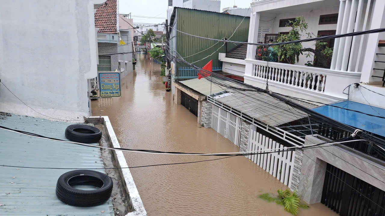Nước ngập nhà dân ở phường Tuy Hòa- Ảnh: Mạnh Hoài Nam
