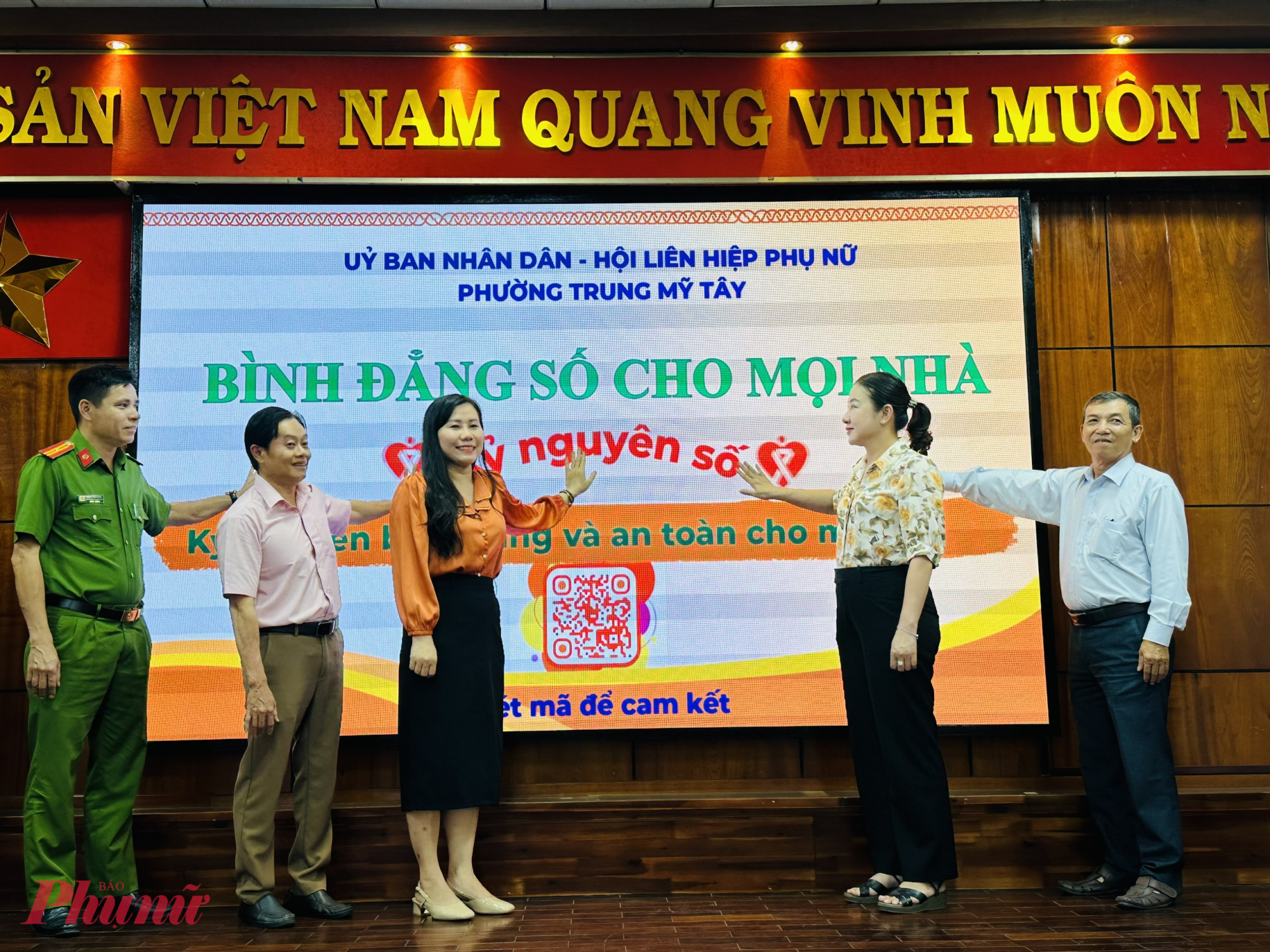 Đại biểu thực hiện nghi thức ký cam kết trực tuyến về thực hiện “Bình đẳng số cho mọi nhà” - Ảnh: Mẫn Nhi