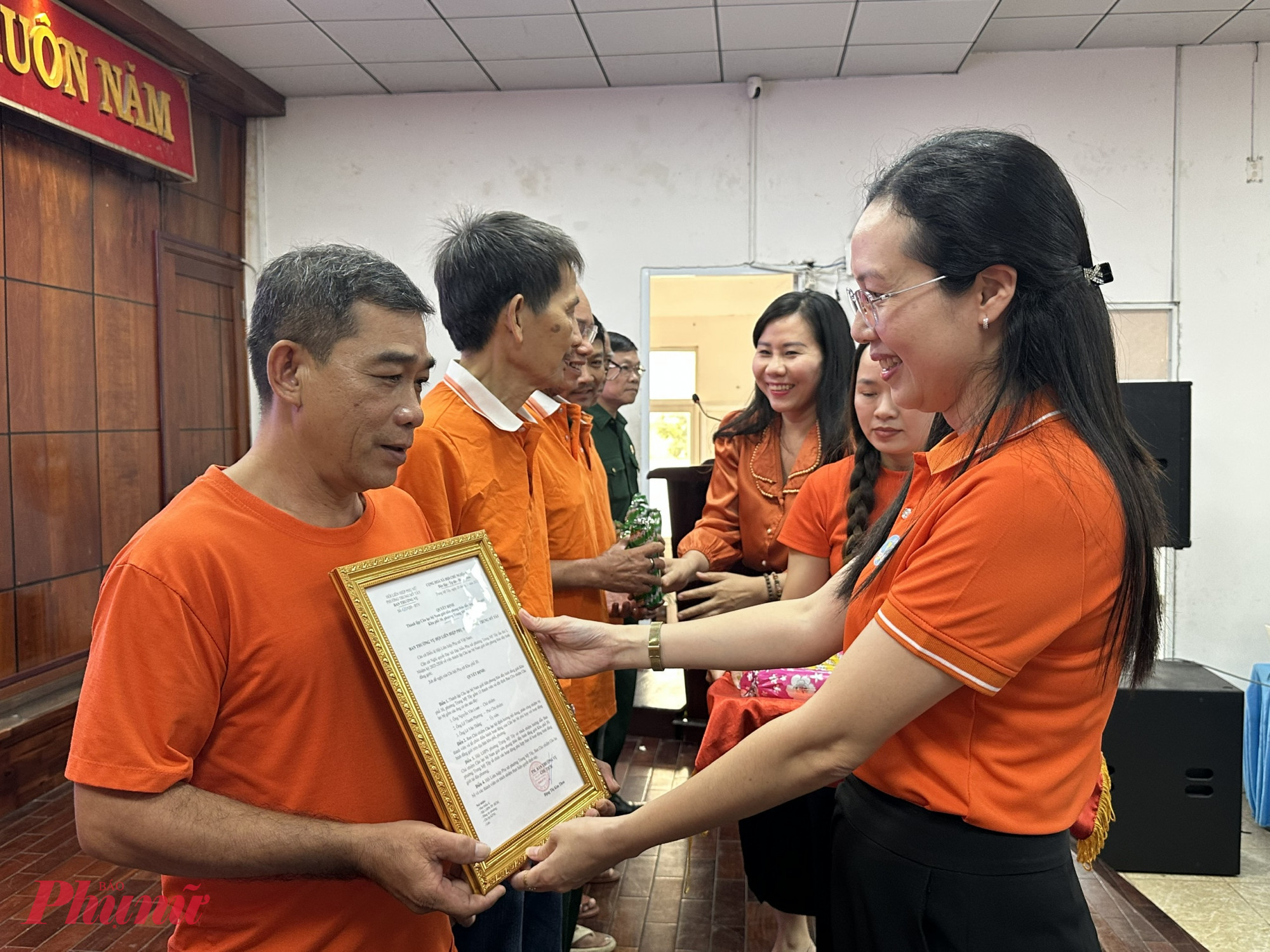 CLB “Nam giới tiên phong thúc đẩy bình đẳng giới” khu phố 30, phường Trung Mỹ Tây nhận quyết định thành lập - Ảnh: Mẫn Nhi