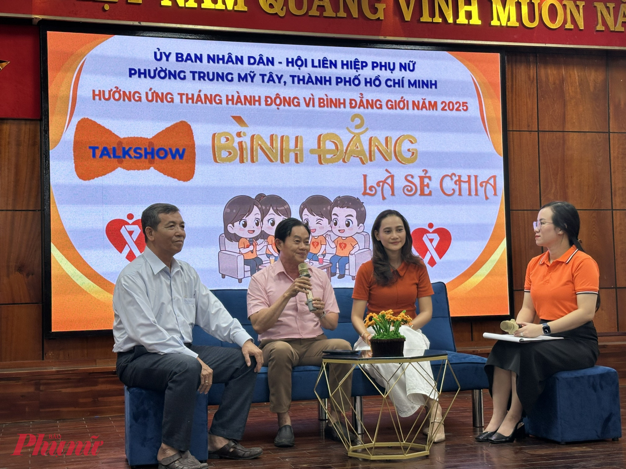 Trong lễ phát động có phần giao lưu, chủ đề “Bình đẳng là sẻ chia”, nơi khách mời chia sẻ câu chuyện vợ chồng cùng nhau vượt qua khó khăn, đồng lòng vun vén hạnh phúc gia đình và làm công tác xã hội - Ảnh: Mẫn Nhi