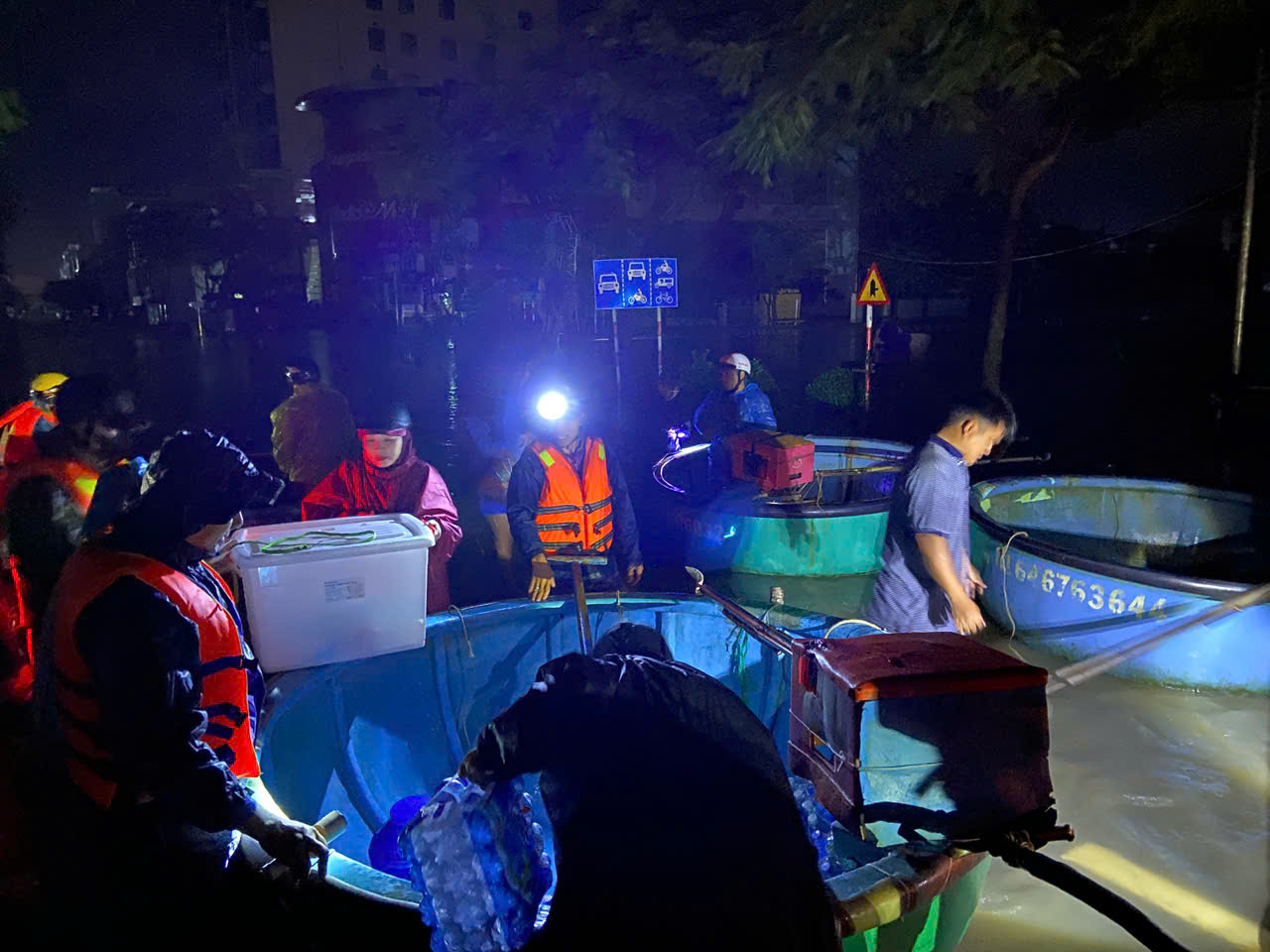Công tác cứu nạn cứu hộ thực hiện xuyên đêm - Ảnh: S.Đ.