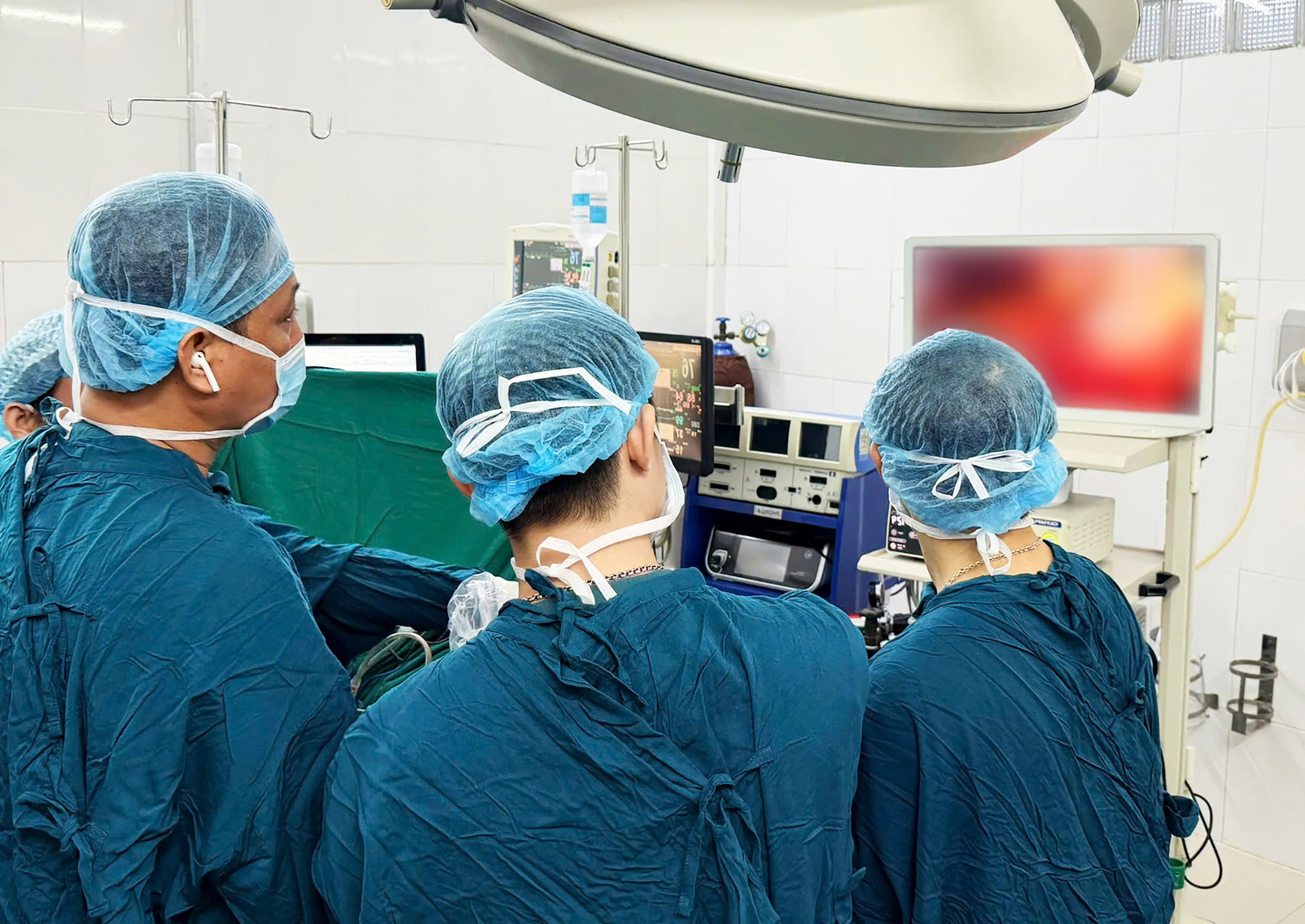 Bác sĩ mổ nội soi xử lý thoát vị cho người bệnh, ảnh BVCC