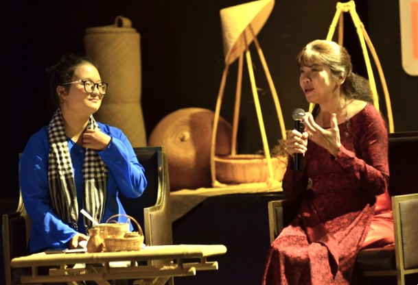 PGS.TS Nguyễn Thị Mỹ Liêm (phải) tại 