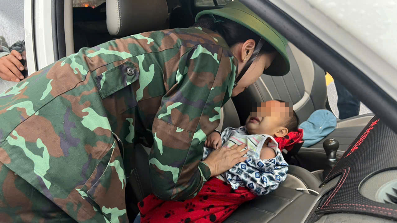 Tổ quân y sơ cứu cháu bé 24 tháng tuổi bị trượt ngã xuống nước