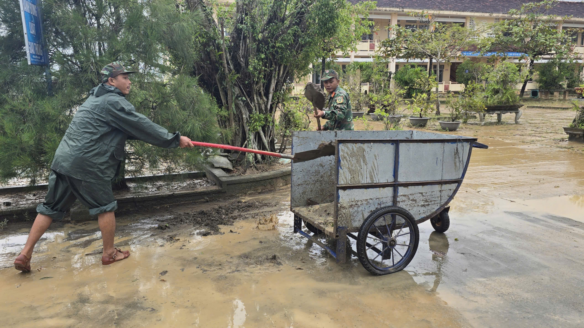 Trung tâm Huấn luyện Quân sự Quốc gia 2 đã triển khai lực lượng trên nhiều mũi ứng cứu khẩn cấp tại khu vực An Nhơn Nam – Quy Nhơn Bắc (Gia Lai)_Ảnh: Quin.