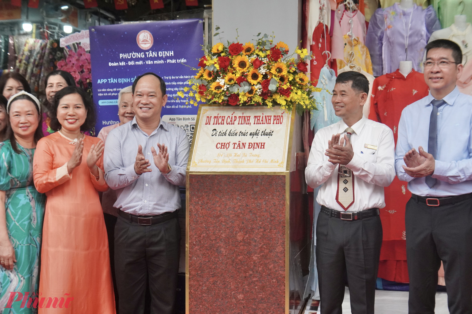 Lãnh đạo Phường Tân Định ra mắt và gắn bảng công nhận Di tích kiến trúc nghệ thuật chợ Tân Định - Ảnh: Thanh Tâm