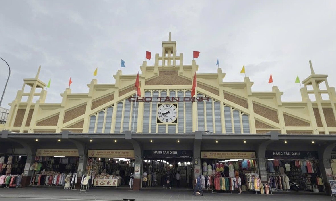 Không chỉ là điểm giao thương sôi động, chợ Tân Định còn lưu giữ dấu ấn kiến trúc đặc sắc gần một thế kỷ, gắn với ký ức của nhiều thế hệ tiểu thương và người dân - Ảnh: Mạnh 