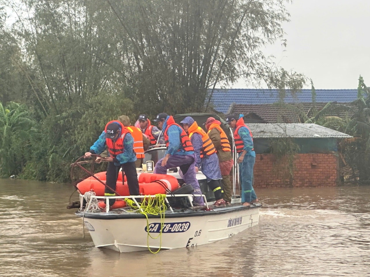 Các lực lượng vẫn đang khẩn trương cứu hộ cứu nạn - Ảnh: M.N.