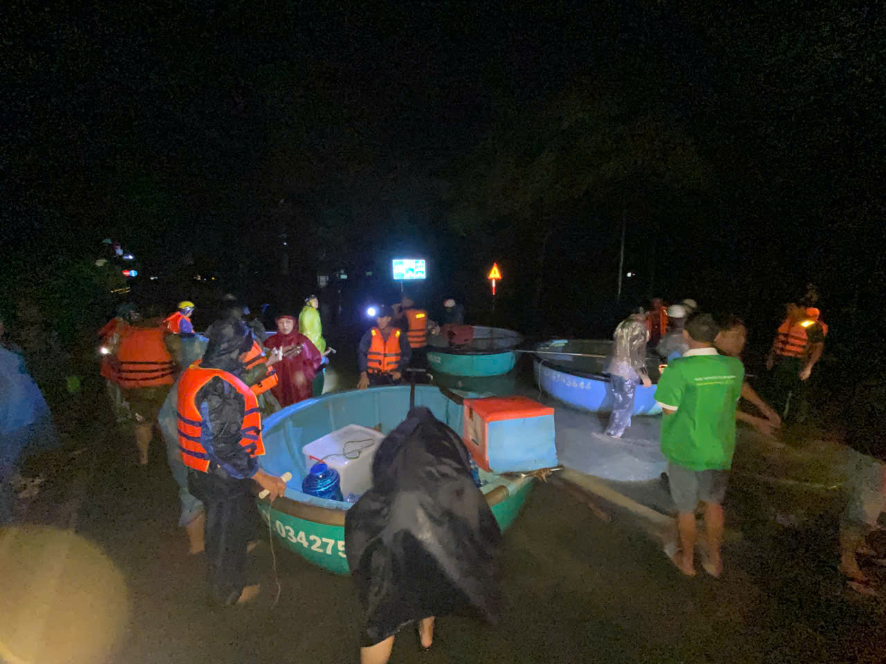 Lực lượng chức năng cứu hộ xuyên đêm - Ảnh: S.Đ.