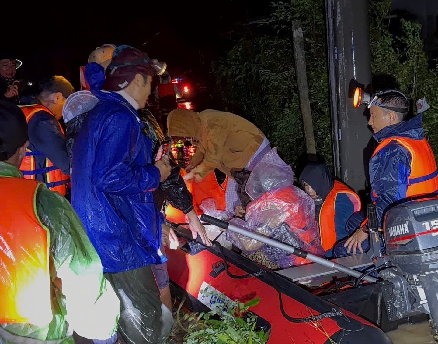 Nhờ sự cứu trợ kịp thời của lực lượng chức năng, nhiều người dân nhanh chóng thoát khỏi vùng nguy hiểm - Ảnh: S.Đ.