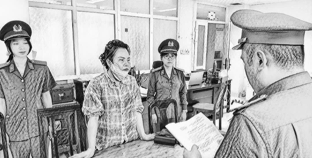 Tống đạt các quyết định khởi tố vụ án, khởi tố bị can và lệnh bắt bị can để tạm giam đối với Võ Thị Xê_Ảnh: Công an Đà Nẵng.