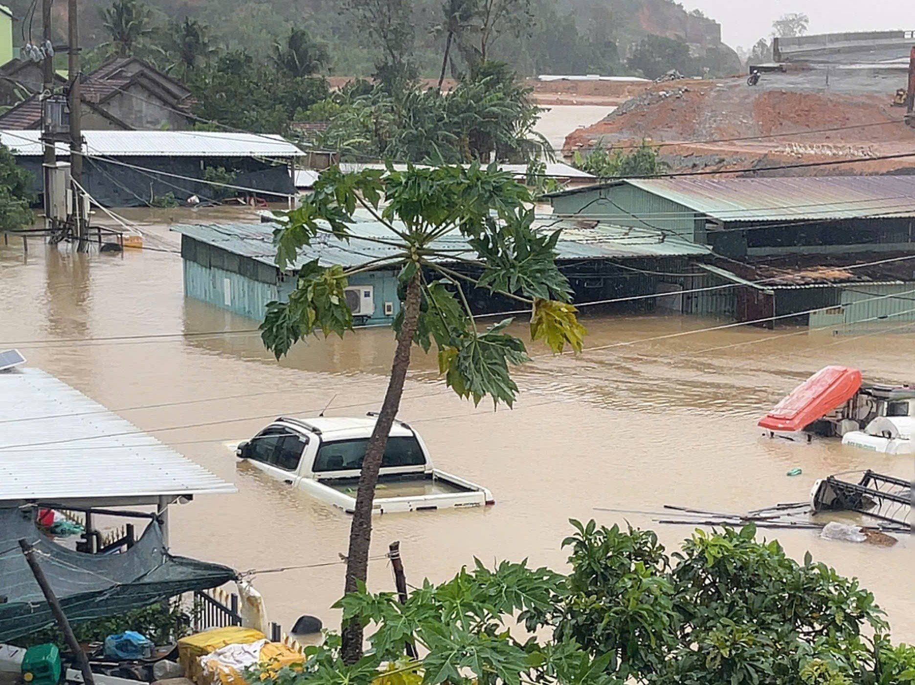 Nhiều khu vực tại phía Đông Đắk Lắk bị cô lập - Ảnh: N.H.