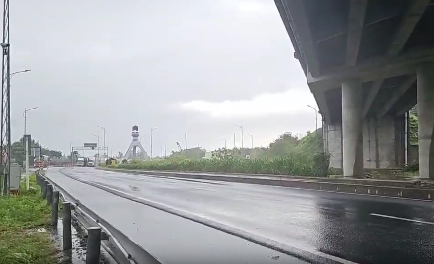 Xe xếp hàng dài chờ lưu thông hầm Cổ Mã, ảnh chụp lúc gần 16h ngày 21/11 - Ảnh: Cục đường bộ