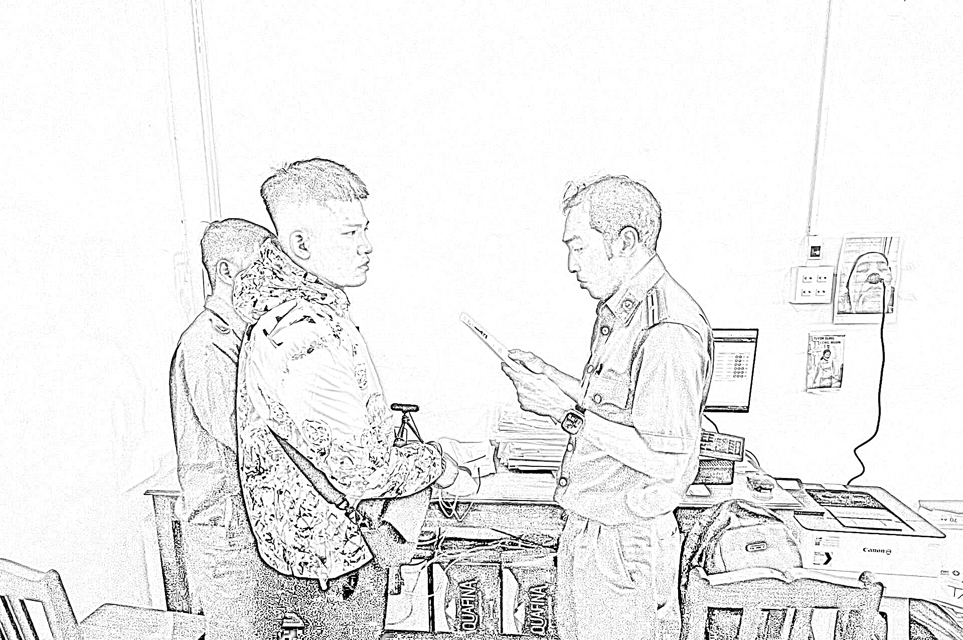 Công an đọc quyết định truy nã đối với Đặng Trần Phúc - Ảnh CACC